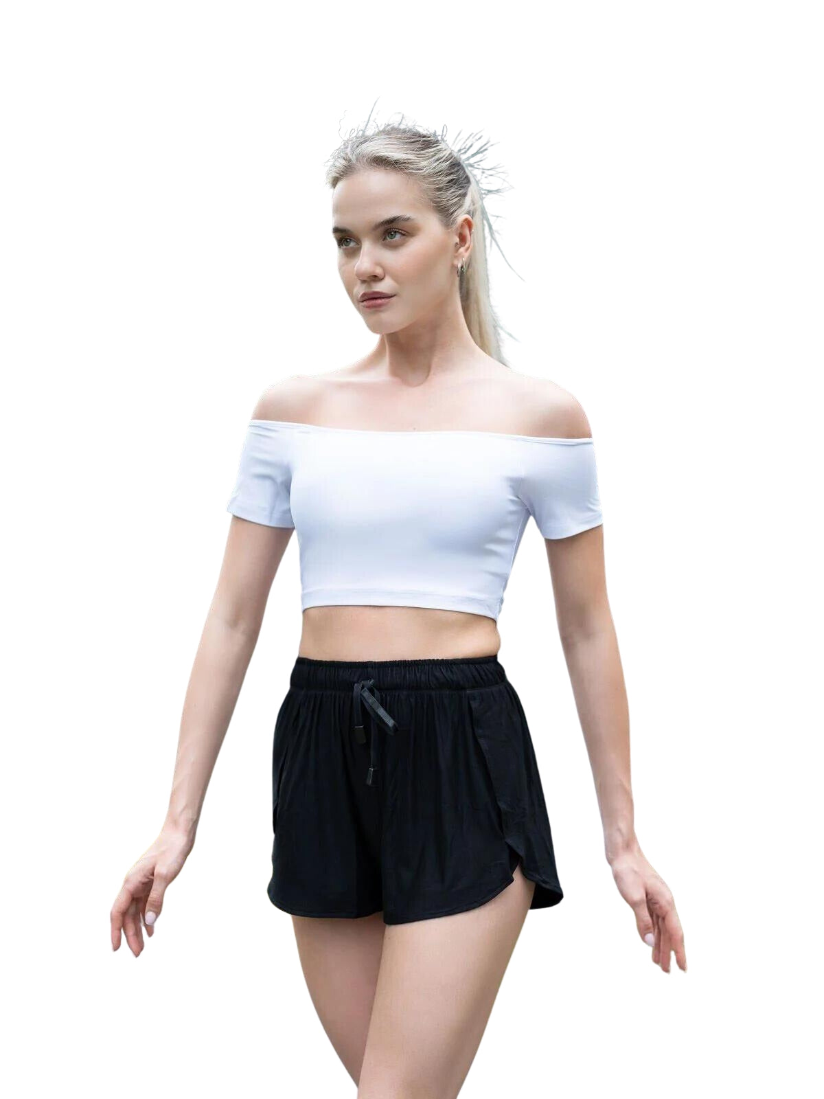 Frau in Lisminas 085 Comfortlux Off Shoulder T-Shirt, ideal für eine Tanzsession vor einem schlichten Hintergrund.